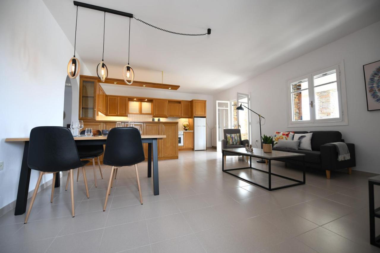 Amazing 2 Bedroom Apartment Overlooking The Marina Of Vourkárion Exterior foto