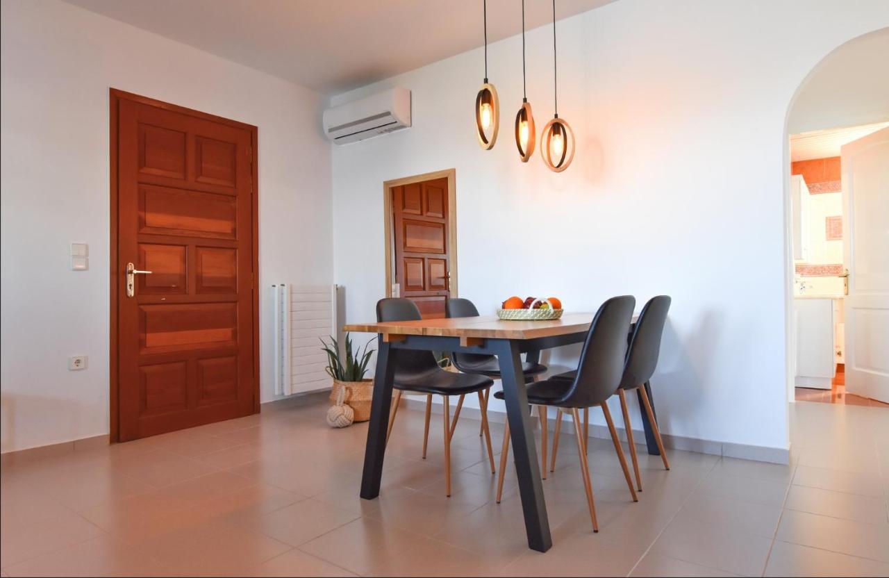 Amazing 2 Bedroom Apartment Overlooking The Marina Of Vourkárion Exterior foto